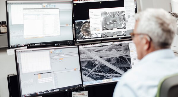 Employees of CRB Analyse Service GmbH conducting an asbestos analysis | © CRB Analyse Service GmbH